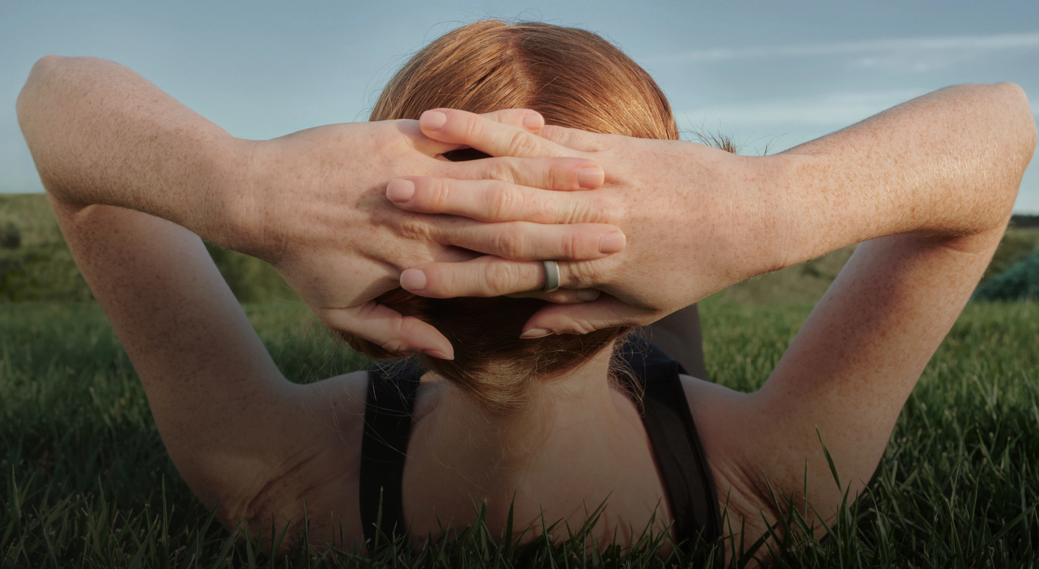 Woman doing a curl up wearing an Oura Ring 5