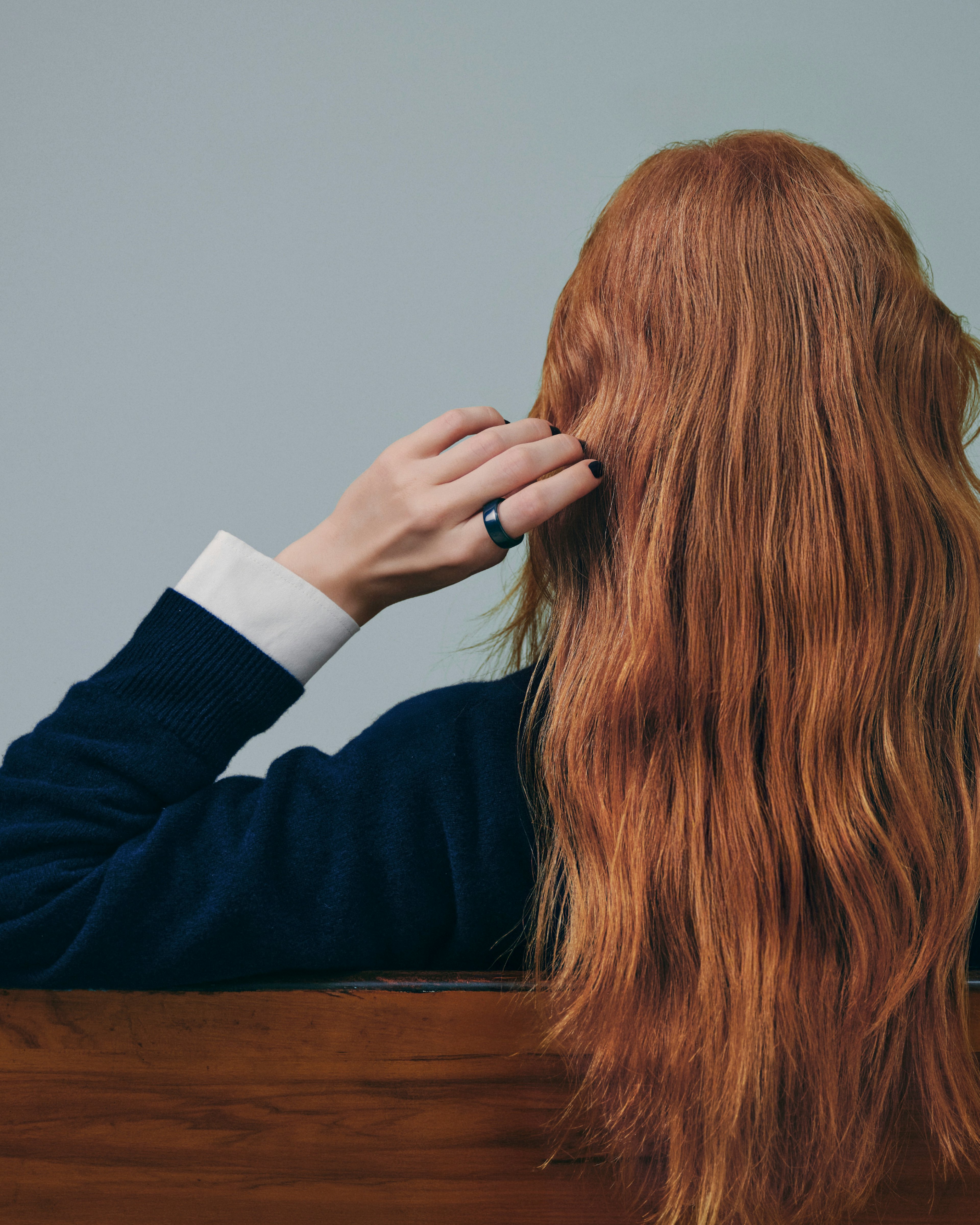 A person wearing an Oura Ring 4 Ceramic in Midnight finish
