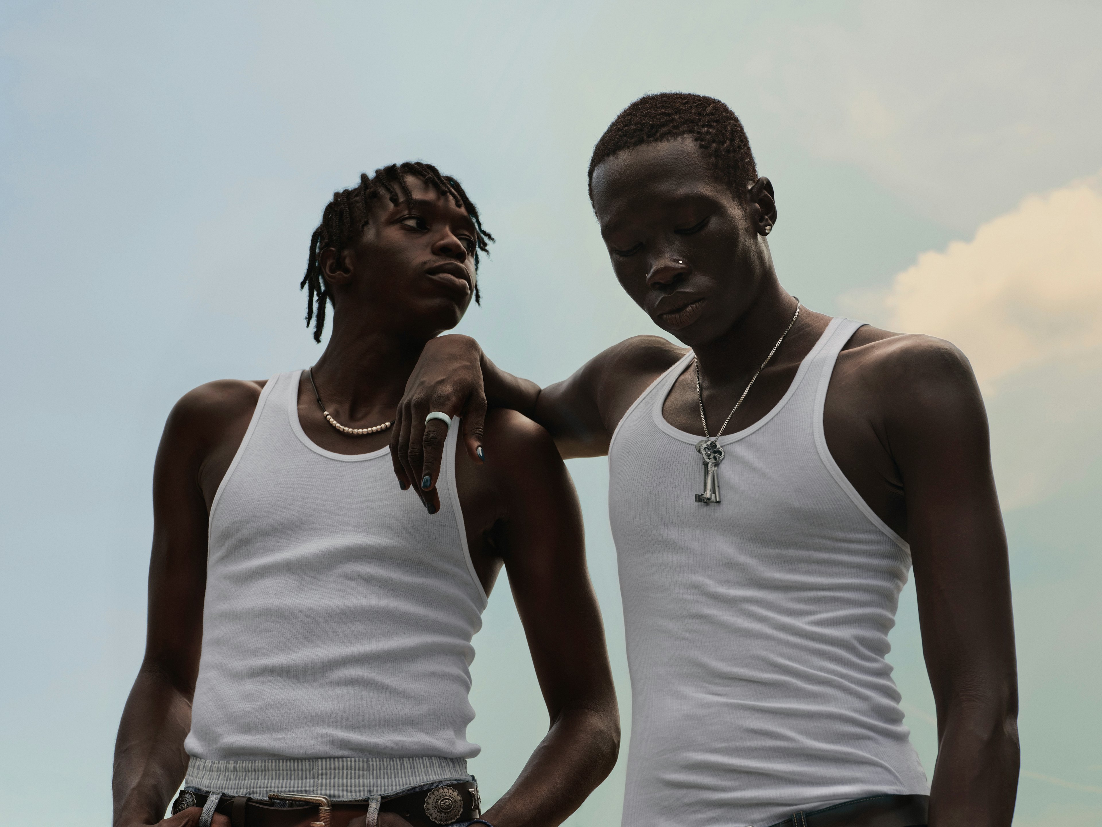 A person wearing an Oura Ring 4 Ceramic in Tide finish