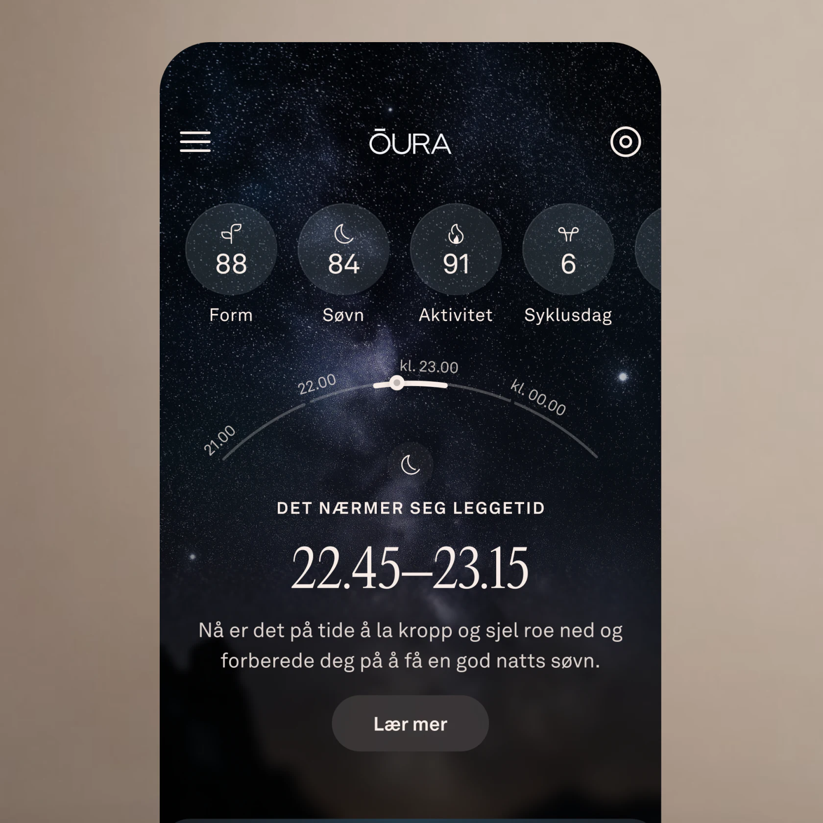 Et skjermbilde av startskjermen i Oura-appen, som viser en melding om at det nærmer seg leggetid.