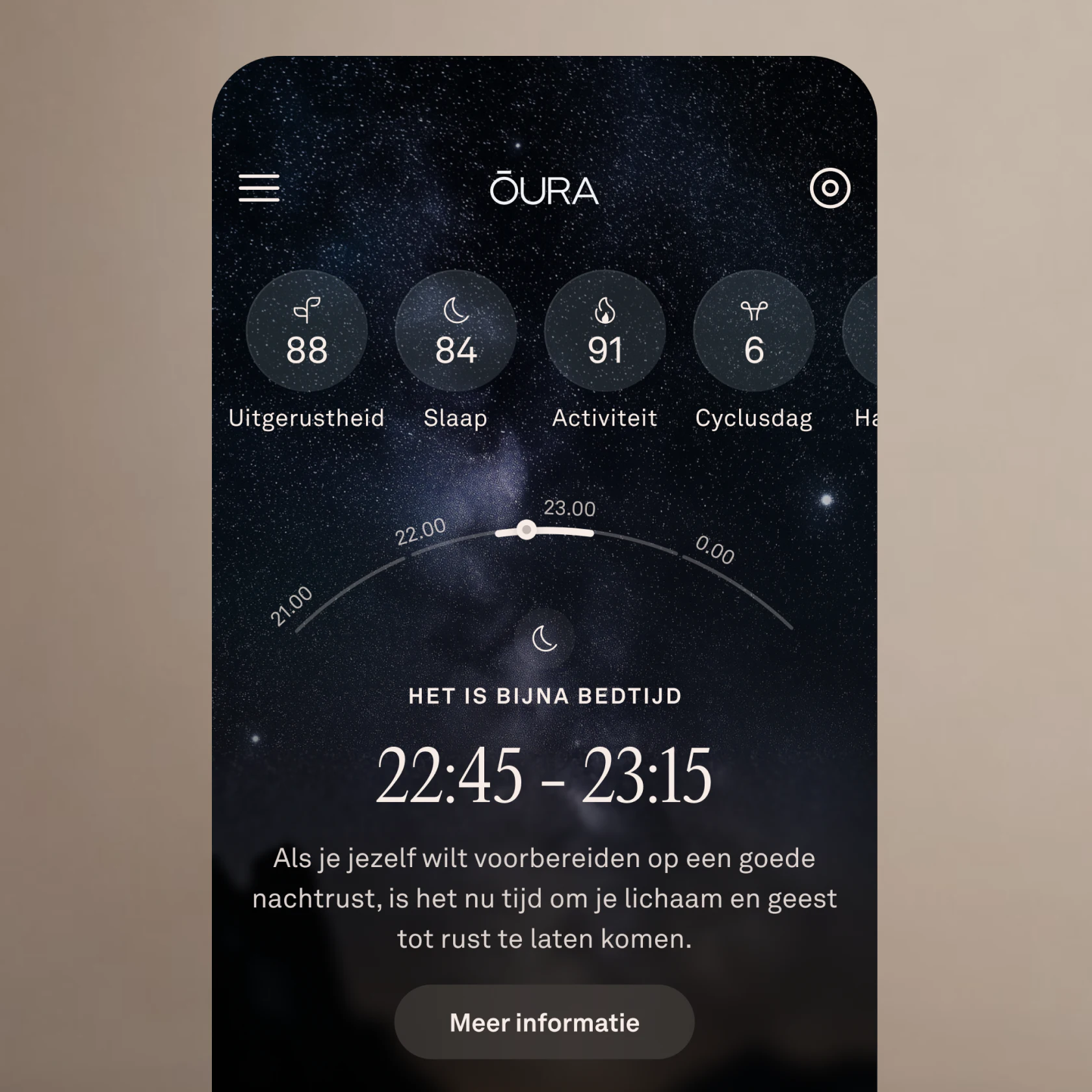Een screenshot van het beginscherm in de Oura-app met een bericht over een naderende bedtijd