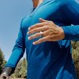 Man wearing an Oura Ring while running outside